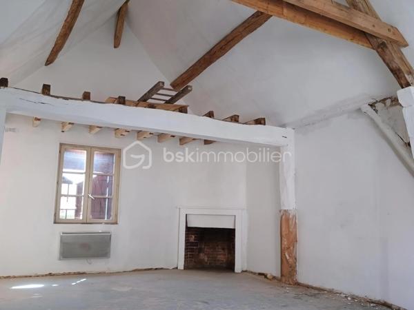 Située au cœur de la commune de La Croix-du-Perche, à seulement 6 minutes de l’autoroute A11, cette maison exposée plein sud offre environ 84 m² habitables de plain-pied.

Elle se compose d’une cuisine semi-ouverte, d’un salon traversant de 30 m² avec cheminée et charpente apparente, offrant une belle hauteur sous plafond de 4,50 m sur une partie et jusqu’à 5,22 m sur l’autre, de deux chambres, d’une salle de bains avec vue sur l'église romane de 12eme siècle et d’un WC indépendant.

À l’étage, les combles offrent un beau potentiel d’aménagement avec une surface habitable estimée à environ 50 m² supplémentaires, permettant d’envisager une superficie totale d’environ 150 m² après travaux d'agrandissement.

Travaux à prévoir pas urgent:
remplacement partiel des liteaux de toiture sur les deux pans. Un devis d’environ 9.000 € avec remplacement du velux a été établi par un professionnel. Intervention facilitée grâce à un accès direct depuis les combles.

En complément, la propriété dispose d’un garage indépendant.

✔ Assainissement individuel neuf (installé en 2023 – facture de 13 255 €)
✔ Ballon d’eau chaude récent
✔ Installation électrique conforme, sans anomalie
✔ Chauffage électrique + cheminée