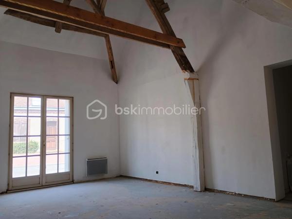 Située au cœur de la commune de La Croix-du-Perche, à seulement 6 minutes de l’autoroute A11, cette maison exposée plein sud offre environ 84 m² habitables de plain-pied.

Elle se compose d’une cuisine semi-ouverte, d’un salon traversant de 30 m² avec cheminée et charpente apparente, offrant une belle hauteur sous plafond de 4,50 m sur une partie et jusqu’à 5,22 m sur l’autre, de deux chambres, d’une salle de bains avec vue sur l'église romane de 12eme siècle et d’un WC indépendant.

À l’étage, les combles offrent un beau potentiel d’aménagement avec une surface habitable estimée à environ 50 m² supplémentaires, permettant d’envisager une superficie totale d’environ 150 m² après travaux d'agrandissement.

Travaux à prévoir pas urgent:
remplacement partiel des liteaux de toiture sur les deux pans. Un devis d’environ 9.000 € avec remplacement du velux a été établi par un professionnel. Intervention facilitée grâce à un accès direct depuis les combles.

En complément, la propriété dispose d’un garage indépendant.

✔ Assainissement individuel neuf (installé en 2023 – facture de 13 255 €)
✔ Ballon d’eau chaude récent
✔ Installation électrique conforme, sans anomalie
✔ Chauffage électrique + cheminée