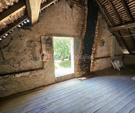 Située au cœur de la commune de La Croix-du-Perche, à seulement 6 minutes de l’autoroute A11, cette maison exposée plein sud offre environ 84 m² habitables de plain-pied.

Elle se compose d’une cuisine semi-ouverte, d’un salon traversant de 30 m² avec cheminée et charpente apparente, offrant une belle hauteur sous plafond de 4,50 m sur une partie et jusqu’à 5,22 m sur l’autre, de deux chambres, d’une salle de bains avec vue sur l'église romane de 12eme siècle et d’un WC indépendant.

À l’étage, les combles offrent un beau potentiel d’aménagement avec une surface habitable estimée à environ 50 m² supplémentaires, permettant d’envisager une superficie totale d’environ 150 m² après travaux d'agrandissement.

Travaux à prévoir pas urgent:
remplacement partiel des liteaux de toiture sur les deux pans. Un devis d’environ 9.000 € avec remplacement du velux a été établi par un professionnel. Intervention facilitée grâce à un accès direct depuis les combles.

En complément, la propriété dispose d’un garage indépendant.

✔ Assainissement individuel neuf (installé en 2023 – facture de 13 255 €)
✔ Ballon d’eau chaude récent
✔ Installation électrique conforme, sans anomalie
✔ Chauffage électrique + cheminée