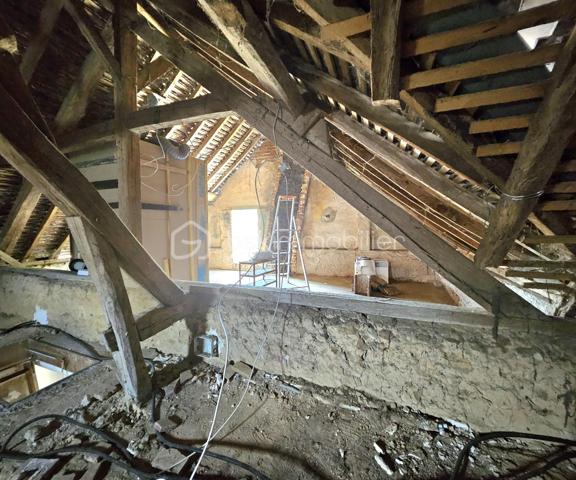 Située au cœur de la commune de La Croix-du-Perche, à seulement 6 minutes de l’autoroute A11, cette maison exposée plein sud offre environ 84 m² habitables de plain-pied.

Elle se compose d’une cuisine semi-ouverte, d’un salon traversant de 30 m² avec cheminée et charpente apparente, offrant une belle hauteur sous plafond de 4,50 m sur une partie et jusqu’à 5,22 m sur l’autre, de deux chambres, d’une salle de bains avec vue sur l'église romane de 12eme siècle et d’un WC indépendant.

À l’étage, les combles offrent un beau potentiel d’aménagement avec une surface habitable estimée à environ 50 m² supplémentaires, permettant d’envisager une superficie totale d’environ 150 m² après travaux d'agrandissement.

Travaux à prévoir pas urgent:
remplacement partiel des liteaux de toiture sur les deux pans. Un devis d’environ 9.000 € avec remplacement du velux a été établi par un professionnel. Intervention facilitée grâce à un accès direct depuis les combles.

En complément, la propriété dispose d’un garage indépendant.

✔ Assainissement individuel neuf (installé en 2023 – facture de 13 255 €)
✔ Ballon d’eau chaude récent
✔ Installation électrique conforme, sans anomalie
✔ Chauffage électrique + cheminée