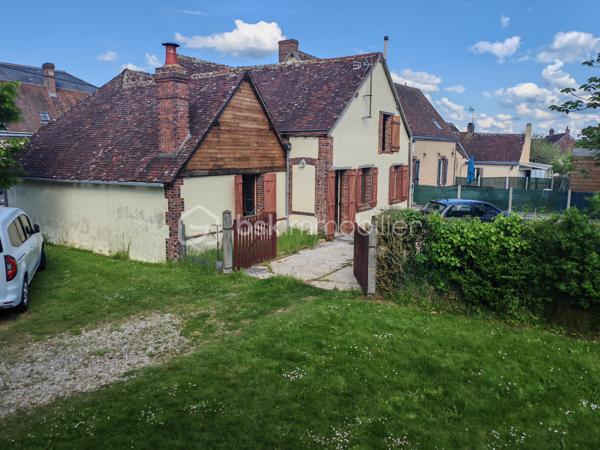 Située au cœur de la commune de La Croix-du-Perche, à seulement 6 minutes de l’autoroute A11, cette maison exposée plein sud offre environ 84 m² habitables de plain-pied.

Elle se compose d’une cuisine semi-ouverte, d’un salon traversant de 30 m² avec cheminée et charpente apparente, offrant une belle hauteur sous plafond de 4,50 m sur une partie et jusqu’à 5,22 m sur l’autre, de deux chambres, d’une salle de bains avec vue sur l'église romane de 12eme siècle et d’un WC indépendant.

À l’étage, les combles offrent un beau potentiel d’aménagement avec une surface habitable estimée à environ 50 m² supplémentaires, permettant d’envisager une superficie totale d’environ 150 m² après travaux d'agrandissement.

Travaux à prévoir pas urgent:
remplacement partiel des liteaux de toiture sur les deux pans. Un devis d’environ 9.000 € avec remplacement du velux a été établi par un professionnel. Intervention facilitée grâce à un accès direct depuis les combles.

En complément, la propriété dispose d’un garage indépendant.

✔ Assainissement individuel neuf (installé en 2023 – facture de 13 255 €)
✔ Ballon d’eau chaude récent
✔ Installation électrique conforme, sans anomalie
✔ Chauffage électrique + cheminée