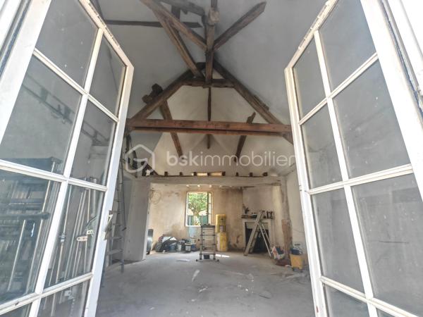 Située au cœur de la commune de La Croix-du-Perche, à seulement 6 minutes de l’autoroute A11, cette maison exposée plein sud offre environ 84 m² habitables de plain-pied.

Elle se compose d’une cuisine semi-ouverte, d’un salon traversant de 30 m² avec cheminée et charpente apparente, offrant une belle hauteur sous plafond de 4,50 m sur une partie et jusqu’à 5,22 m sur l’autre, de deux chambres, d’une salle de bains avec vue sur l'église romane de 12eme siècle et d’un WC indépendant.

À l’étage, les combles offrent un beau potentiel d’aménagement avec une surface habitable estimée à environ 50 m² supplémentaires, permettant d’envisager une superficie totale d’environ 150 m² après travaux d'agrandissement.

Travaux à prévoir pas urgent:
remplacement partiel des liteaux de toiture sur les deux pans. Un devis d’environ 9.000 € avec remplacement du velux a été établi par un professionnel. Intervention facilitée grâce à un accès direct depuis les combles.

En complément, la propriété dispose d’un garage indépendant.

✔ Assainissement individuel neuf (installé en 2023 – facture de 13 255 €)
✔ Ballon d’eau chaude récent
✔ Installation électrique conforme, sans anomalie
✔ Chauffage électrique + cheminée