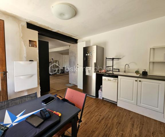 Située au cœur de la commune de La Croix-du-Perche, à seulement 6 minutes de l’autoroute A11, cette maison exposée plein sud offre environ 84 m² habitables de plain-pied.

Elle se compose d’une cuisine semi-ouverte, d’un salon traversant de 30 m² avec cheminée et charpente apparente, offrant une belle hauteur sous plafond de 4,50 m sur une partie et jusqu’à 5,22 m sur l’autre, de deux chambres, d’une salle de bains avec vue sur l'église romane de 12eme siècle et d’un WC indépendant.

À l’étage, les combles offrent un beau potentiel d’aménagement avec une surface habitable estimée à environ 50 m² supplémentaires, permettant d’envisager une superficie totale d’environ 150 m² après travaux d'agrandissement.

Travaux à prévoir pas urgent:
remplacement partiel des liteaux de toiture sur les deux pans. Un devis d’environ 9.000 € avec remplacement du velux a été établi par un professionnel. Intervention facilitée grâce à un accès direct depuis les combles.

En complément, la propriété dispose d’un garage indépendant.

✔ Assainissement individuel neuf (installé en 2023 – facture de 13 255 €)
✔ Ballon d’eau chaude récent
✔ Installation électrique conforme, sans anomalie
✔ Chauffage électrique + cheminée