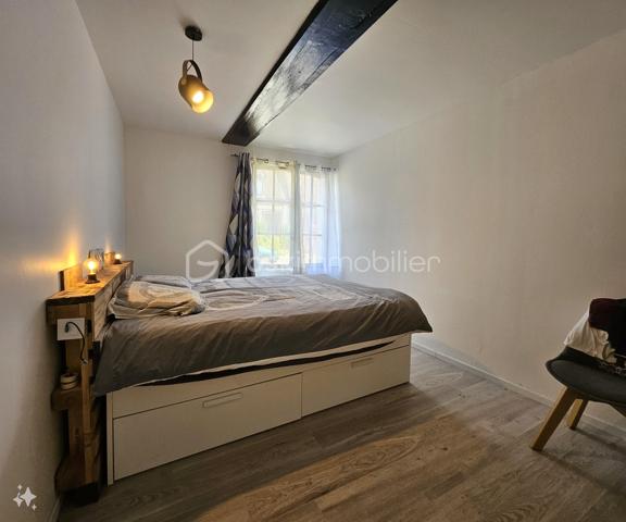 Située au cœur de la commune de La Croix-du-Perche, à seulement 6 minutes de l’autoroute A11, cette maison exposée plein sud offre environ 84 m² habitables de plain-pied.

Elle se compose d’une cuisine semi-ouverte, d’un salon traversant de 30 m² avec cheminée et charpente apparente, offrant une belle hauteur sous plafond de 4,50 m sur une partie et jusqu’à 5,22 m sur l’autre, de deux chambres, d’une salle de bains avec vue sur l'église romane de 12eme siècle et d’un WC indépendant.

À l’étage, les combles offrent un beau potentiel d’aménagement avec une surface habitable estimée à environ 50 m² supplémentaires, permettant d’envisager une superficie totale d’environ 150 m² après travaux d'agrandissement.

Travaux à prévoir pas urgent:
remplacement partiel des liteaux de toiture sur les deux pans. Un devis d’environ 9.000 € avec remplacement du velux a été établi par un professionnel. Intervention facilitée grâce à un accès direct depuis les combles.

En complément, la propriété dispose d’un garage indépendant.

✔ Assainissement individuel neuf (installé en 2023 – facture de 13 255 €)
✔ Ballon d’eau chaude récent
✔ Installation électrique conforme, sans anomalie
✔ Chauffage électrique + cheminée
