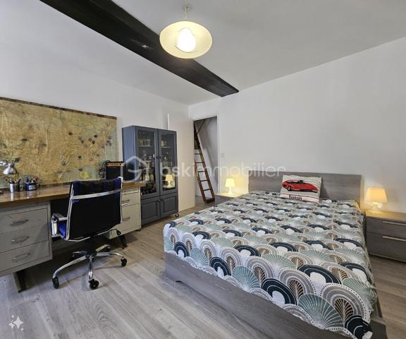 Située au cœur de la commune de La Croix-du-Perche, à seulement 6 minutes de l’autoroute A11, cette maison exposée plein sud offre environ 84 m² habitables de plain-pied.

Elle se compose d’une cuisine semi-ouverte, d’un salon traversant de 30 m² avec cheminée et charpente apparente, offrant une belle hauteur sous plafond de 4,50 m sur une partie et jusqu’à 5,22 m sur l’autre, de deux chambres, d’une salle de bains avec vue sur l'église romane de 12eme siècle et d’un WC indépendant.

À l’étage, les combles offrent un beau potentiel d’aménagement avec une surface habitable estimée à environ 50 m² supplémentaires, permettant d’envisager une superficie totale d’environ 150 m² après travaux d'agrandissement.

Travaux à prévoir pas urgent:
remplacement partiel des liteaux de toiture sur les deux pans. Un devis d’environ 9.000 € avec remplacement du velux a été établi par un professionnel. Intervention facilitée grâce à un accès direct depuis les combles.

En complément, la propriété dispose d’un garage indépendant.

✔ Assainissement individuel neuf (installé en 2023 – facture de 13 255 €)
✔ Ballon d’eau chaude récent
✔ Installation électrique conforme, sans anomalie
✔ Chauffage électrique + cheminée