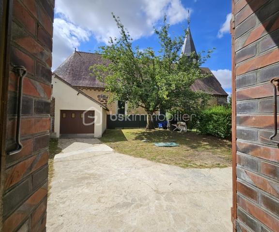Située au cœur de la commune de La Croix-du-Perche, à seulement 6 minutes de l’autoroute A11, cette maison exposée plein sud offre environ 84 m² habitables de plain-pied.

Elle se compose d’une cuisine semi-ouverte, d’un salon traversant de 30 m² avec cheminée et charpente apparente, offrant une belle hauteur sous plafond de 4,50 m sur une partie et jusqu’à 5,22 m sur l’autre, de deux chambres, d’une salle de bains avec vue sur l'église romane de 12eme siècle et d’un WC indépendant.

À l’étage, les combles offrent un beau potentiel d’aménagement avec une surface habitable estimée à environ 50 m² supplémentaires, permettant d’envisager une superficie totale d’environ 150 m² après travaux d'agrandissement.

Travaux à prévoir pas urgent:
remplacement partiel des liteaux de toiture sur les deux pans. Un devis d’environ 9.000 € avec remplacement du velux a été établi par un professionnel. Intervention facilitée grâce à un accès direct depuis les combles.

En complément, la propriété dispose d’un garage indépendant.

✔ Assainissement individuel neuf (installé en 2023 – facture de 13 255 €)
✔ Ballon d’eau chaude récent
✔ Installation électrique conforme, sans anomalie
✔ Chauffage électrique + cheminée