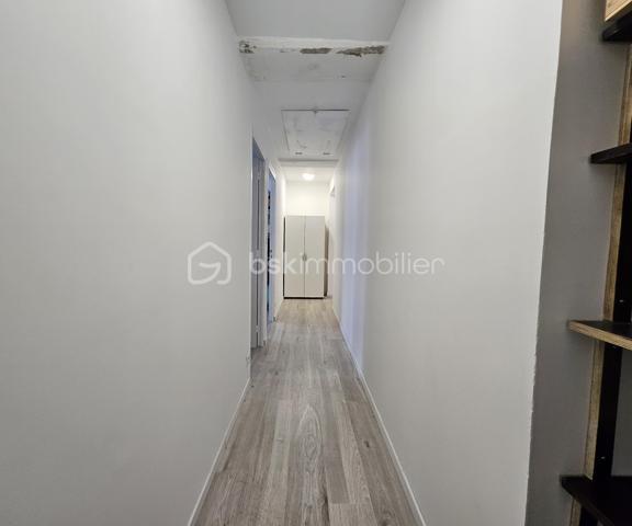 Située au cœur de la commune de La Croix-du-Perche, à seulement 6 minutes de l’autoroute A11, cette maison exposée plein sud offre environ 84 m² habitables de plain-pied.

Elle se compose d’une cuisine semi-ouverte, d’un salon traversant de 30 m² avec cheminée et charpente apparente, offrant une belle hauteur sous plafond de 4,50 m sur une partie et jusqu’à 5,22 m sur l’autre, de deux chambres, d’une salle de bains avec vue sur l'église romane de 12eme siècle et d’un WC indépendant.

À l’étage, les combles offrent un beau potentiel d’aménagement avec une surface habitable estimée à environ 50 m² supplémentaires, permettant d’envisager une superficie totale d’environ 150 m² après travaux d'agrandissement.

Travaux à prévoir pas urgent:
remplacement partiel des liteaux de toiture sur les deux pans. Un devis d’environ 9.000 € avec remplacement du velux a été établi par un professionnel. Intervention facilitée grâce à un accès direct depuis les combles.

En complément, la propriété dispose d’un garage indépendant.

✔ Assainissement individuel neuf (installé en 2023 – facture de 13 255 €)
✔ Ballon d’eau chaude récent
✔ Installation électrique conforme, sans anomalie
✔ Chauffage électrique + cheminée