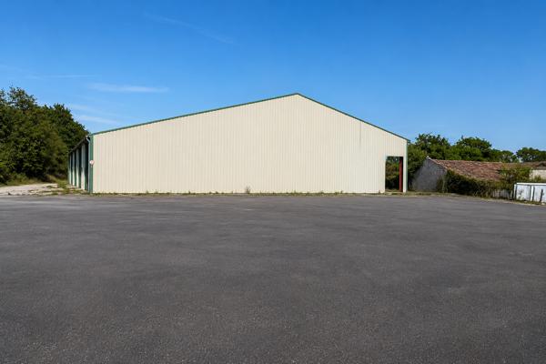 Site d'activité 12 500 m² – Hangar 1 170 m² – Accés A10 et RN 10. Reignac (33860)