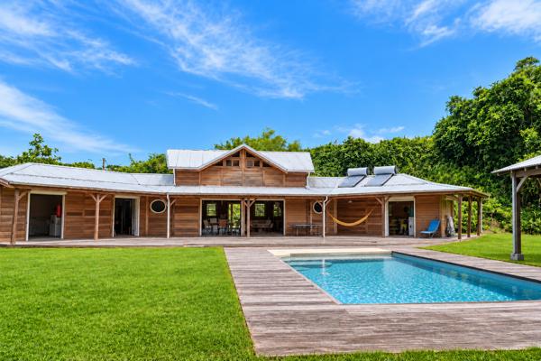 À vendre – Maison T5 avec piscine et accès plage – Goyave (secteur Sarcelle)