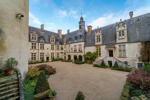 Magnifique château renaissance 43 pièces, nombreuses et remarquables dépendances, 24 hectares de bois et parc d'agrément