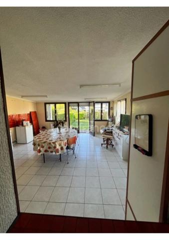 197000 E Maison mitoyenne d'environ 100 m2 sur 700 m2 de terrain avec bâtiment.