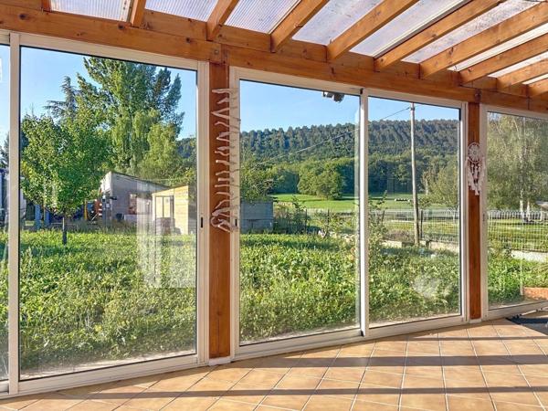 Villa de plain-pied rénovée avec vue imprenable, cadre paisible et parc arboré