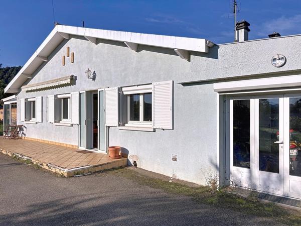 Villa de plain-pied rénovée avec vue imprenable, cadre paisible et parc arboré