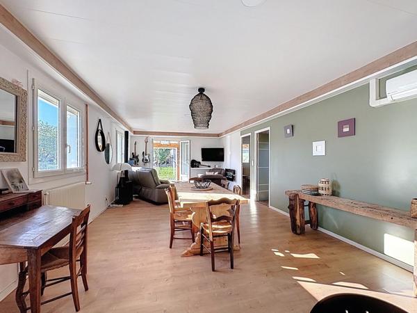 Villa de plain-pied rénovée avec vue imprenable, cadre paisible et parc arboré