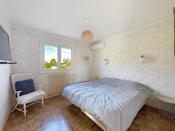 Villa de plain-pied rénovée avec vue imprenable, cadre paisible et parc arboré