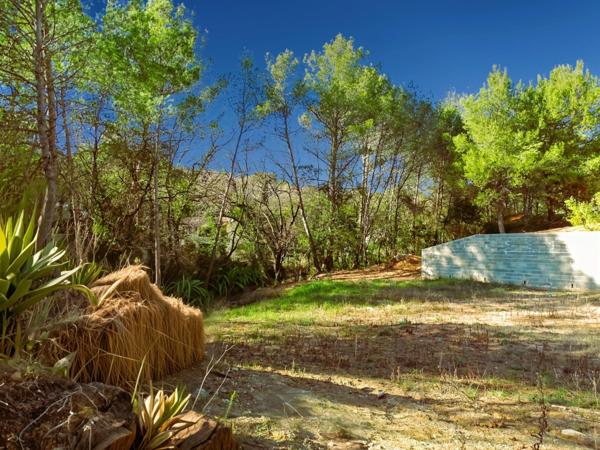 Terrain constructible avec importante emprise au sol quartier résidentiel, calme à 5 minutes du centre de Pourrières, 20 minutes d'Aix-en-Provence