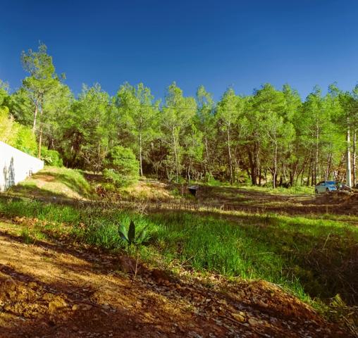 Terrain constructible avec importante emprise au sol quartier résidentiel, calme à 5 minutes du centre de Pourrières, 20 minutes d'Aix-en-Provence