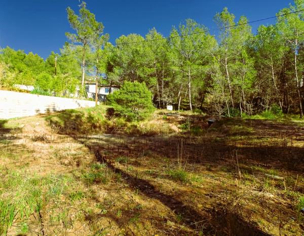 Terrain constructible avec importante emprise au sol quartier résidentiel, calme à 5 minutes du centre de Pourrières, 20 minutes d'Aix-en-Provence