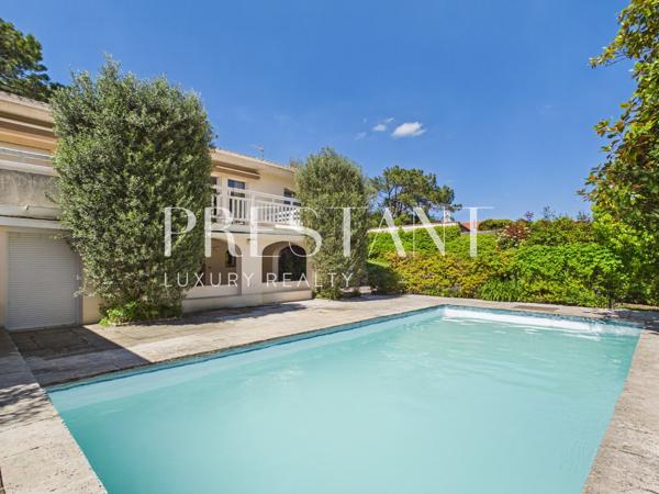Exclusivité – Chiberta, vaste maison rénovée sur un grand terrain arboré et paysager avec piscine, ANGLET