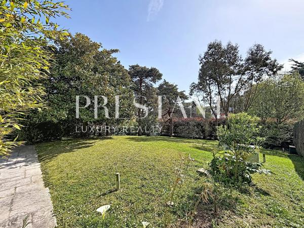 Exclusivité – Chiberta, vaste maison rénovée sur un grand terrain arboré et paysager avec piscine, ANGLET