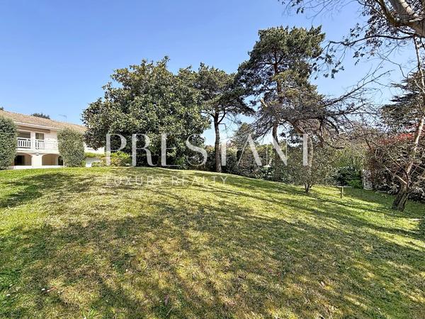 Exclusivité – Chiberta, vaste maison rénovée sur un grand terrain arboré et paysager avec piscine, ANGLET