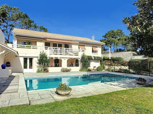 Exclusivité – Chiberta, vaste maison rénovée sur un grand terrain arboré et paysager avec piscine, ANGLET