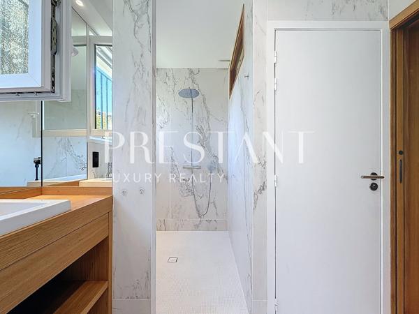 Exclusivité – Chiberta, vaste maison rénovée sur un grand terrain arboré et paysager avec piscine, ANGLET