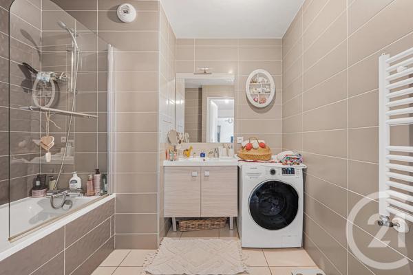 Appartement F3 à vendre  3 pièces - 64,75 m 2   SURESNES  - 92