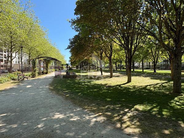 Place de parking sécurisée en sous-sol : Guyancourt  (Villaroy )