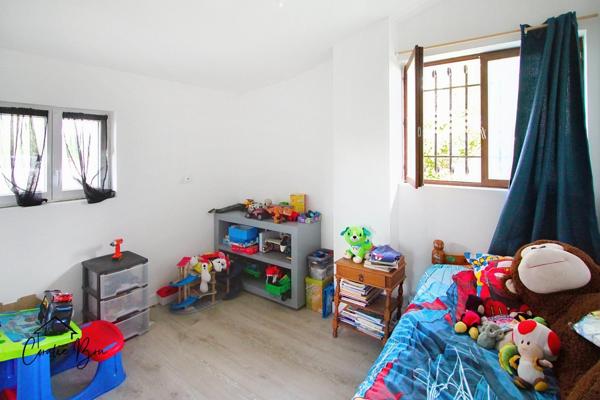 Maison 3 chambres sur beaux terrain clos.