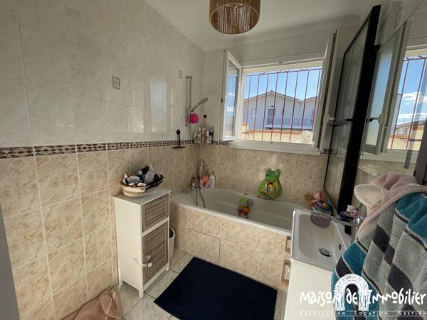 Vente Pavillon de plain-pied - 5 pièces - 99m² - Jardin, garage et piscine - CHATEAUBERNARD