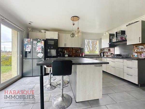 Maison familiale de 8 pièces à vendre à Landivisiau, proche commodités , Landivisiau