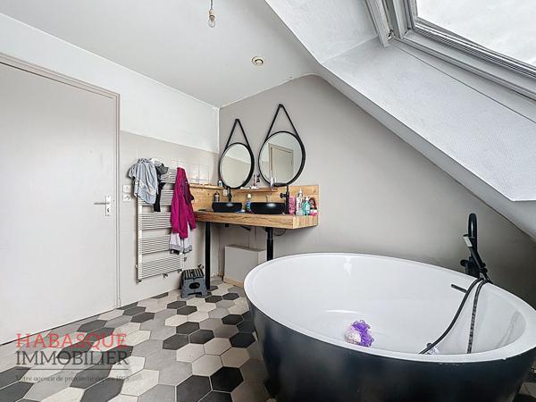 Maison familiale de 8 pièces à vendre à Landivisiau, proche commodités , Landivisiau