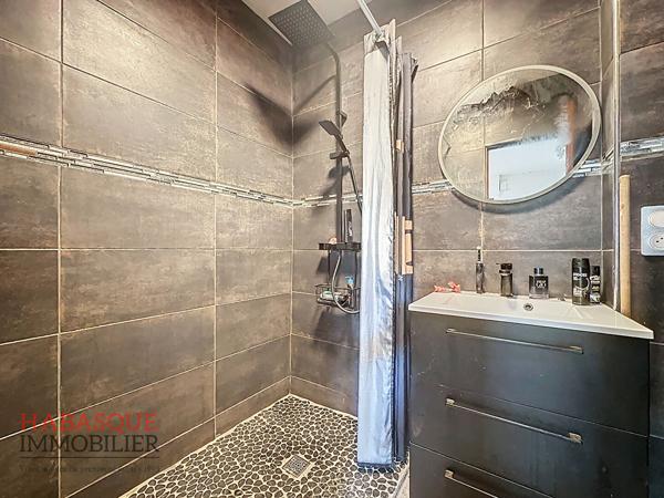 Maison familiale de 8 pièces à vendre à Landivisiau, proche commodités , Landivisiau