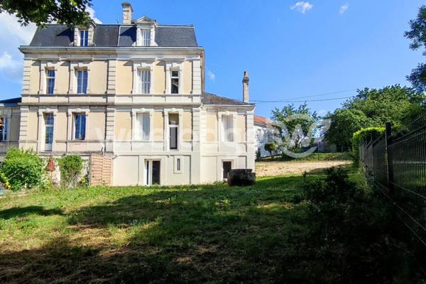 Maison à vendre 6 pièces de 210 m² à Ruelle-sur-Touvre