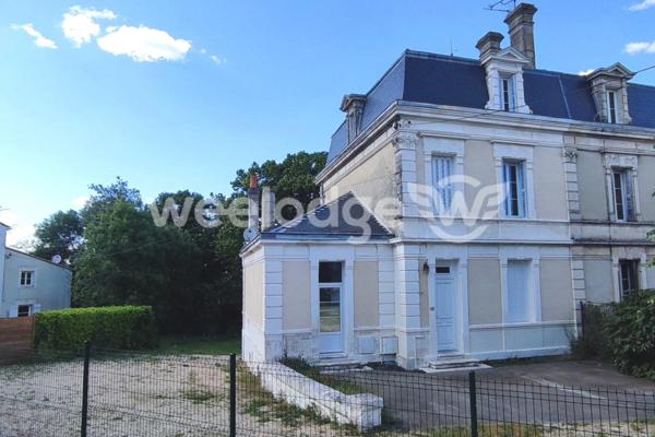 Maison à vendre 6 pièces de 210 m² à Ruelle-sur-Touvre