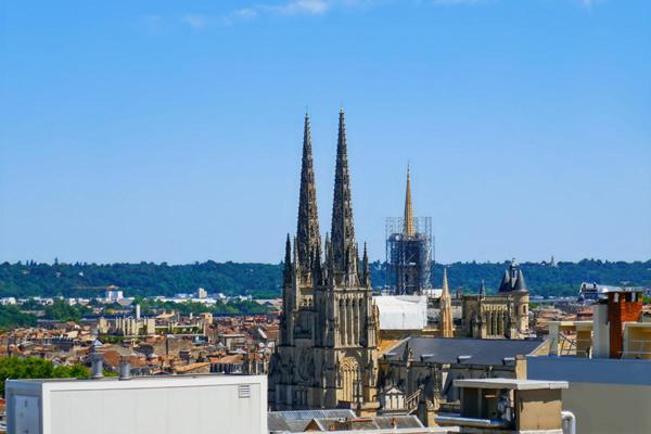 BORDEAUX MERIADECK  Appartement trois chambres dernier étage avec vue dégagée un balcon et cellier