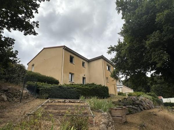 Maison contemporaine 2010 – terrain arboré de 1 512 m² – Royat