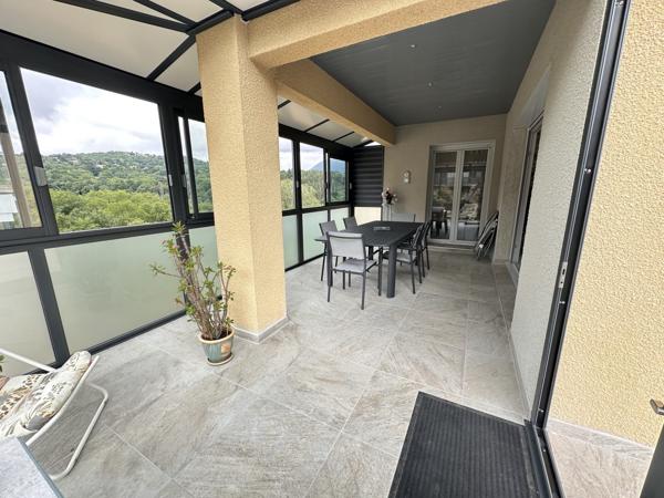 Maison contemporaine 2010 – terrain arboré de 1 512 m² – Royat