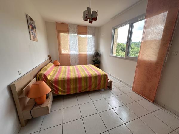 Maison contemporaine 2010 – terrain arboré de 1 512 m² – Royat