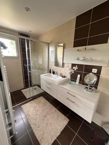 Maison contemporaine 2010 – terrain arboré de 1 512 m² – Royat