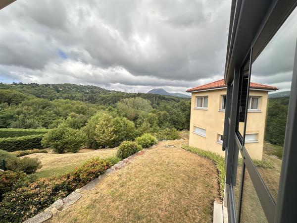 Maison contemporaine 2010 – terrain arboré de 1 512 m² – Royat