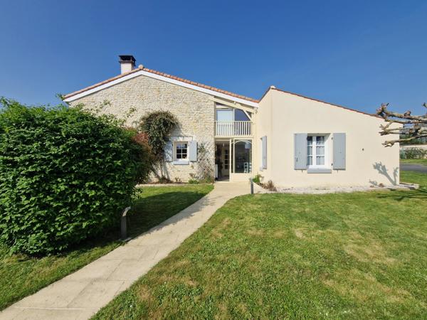 Maison à vendre 3 pièces proche de SAINT JEAN D'ANGELY (17)- Piscine - Garage - Jardin
