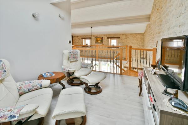Maison à vendre 3 pièces proche de SAINT JEAN D'ANGELY (17)- Piscine - Garage - Jardin