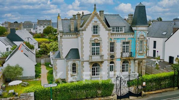 Roscoff — Propriété haut de gamme rénovée avec vue mer et dépendances