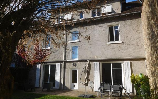 Maison à vendre    7 pièces • 247 m2 Saint-Yrieix-la-Perche