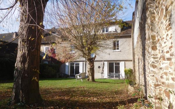 Maison à vendre    7 pièces • 247 m2 Saint-Yrieix-la-Perche