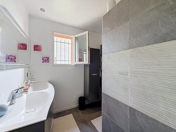 À vendre - Maison familiale avec piscine, appartement indépendant et vue dégagée - Grasse, quartier Saint-Jacques