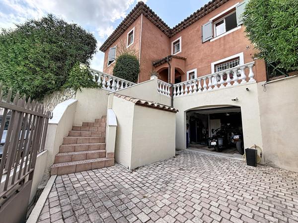 À vendre - Maison familiale avec piscine, appartement indépendant et vue dégagée - Grasse, quartier Saint-Jacques