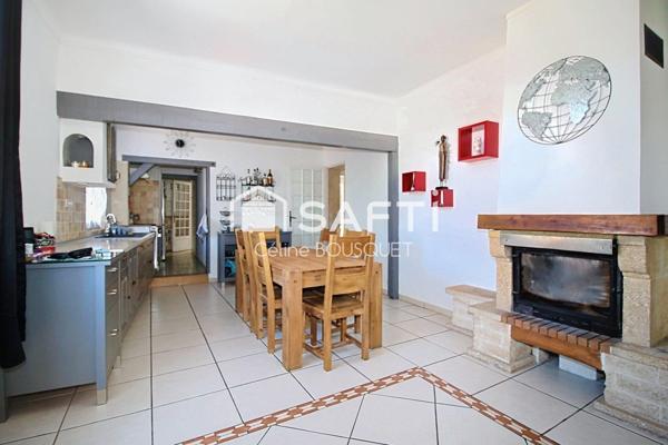 Maison de village avec cour et places de parking